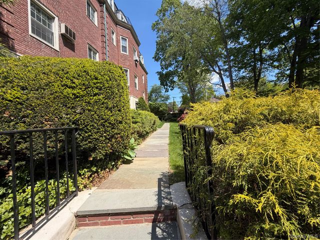 4 Chateaux Circle 4C, Scarsdale, NY 10583