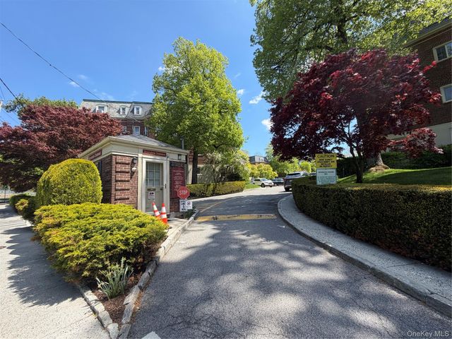 4 Chateaux Circle 4C, Scarsdale, NY 10583