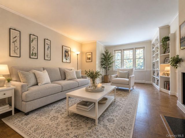 4 Chateaux Circle 4C, Scarsdale, NY 10583