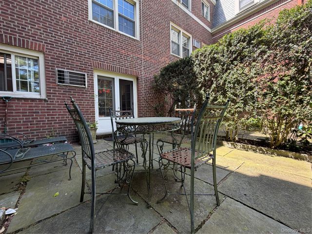 4 Chateaux Circle 4C, Scarsdale, NY 10583