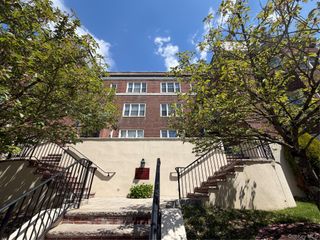 4 Chateaux Circle 4C, Scarsdale, NY 10583