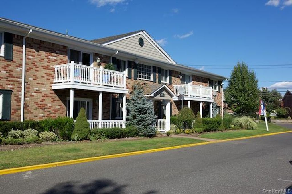 198 Lakeland Avenue F-8, Sayville, NY 11782