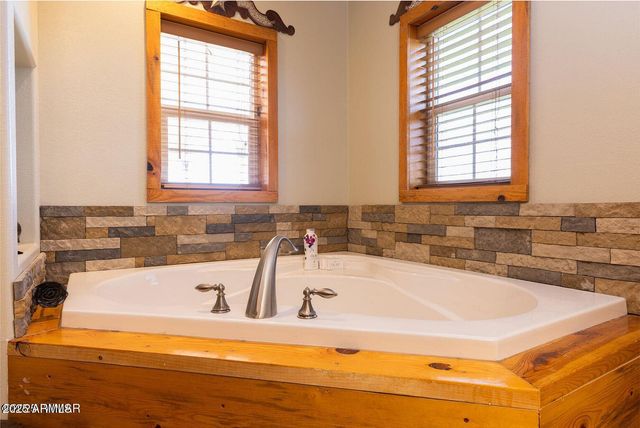 18 N COUNTY ROAD N3207 --, Vernon, AZ 85940