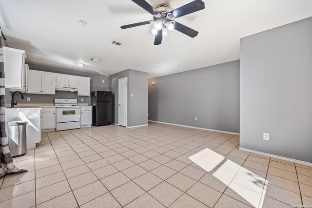 9226 EMERALD PORT DR, San Antonio, TX 78242