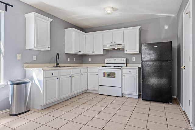 9226 EMERALD PORT DR, San Antonio, TX 78242