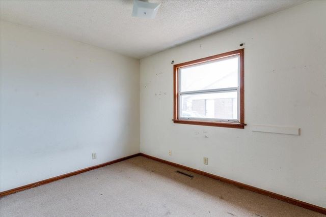 1521 E Catalina St, Wichita, KS 67216