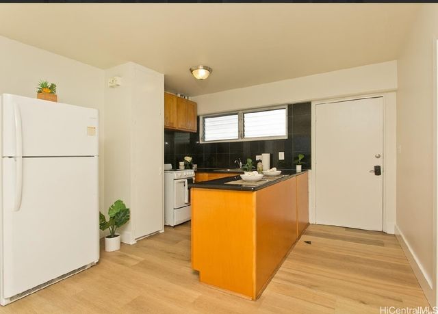 909 University Avenue 211, Honolulu, HI 96826