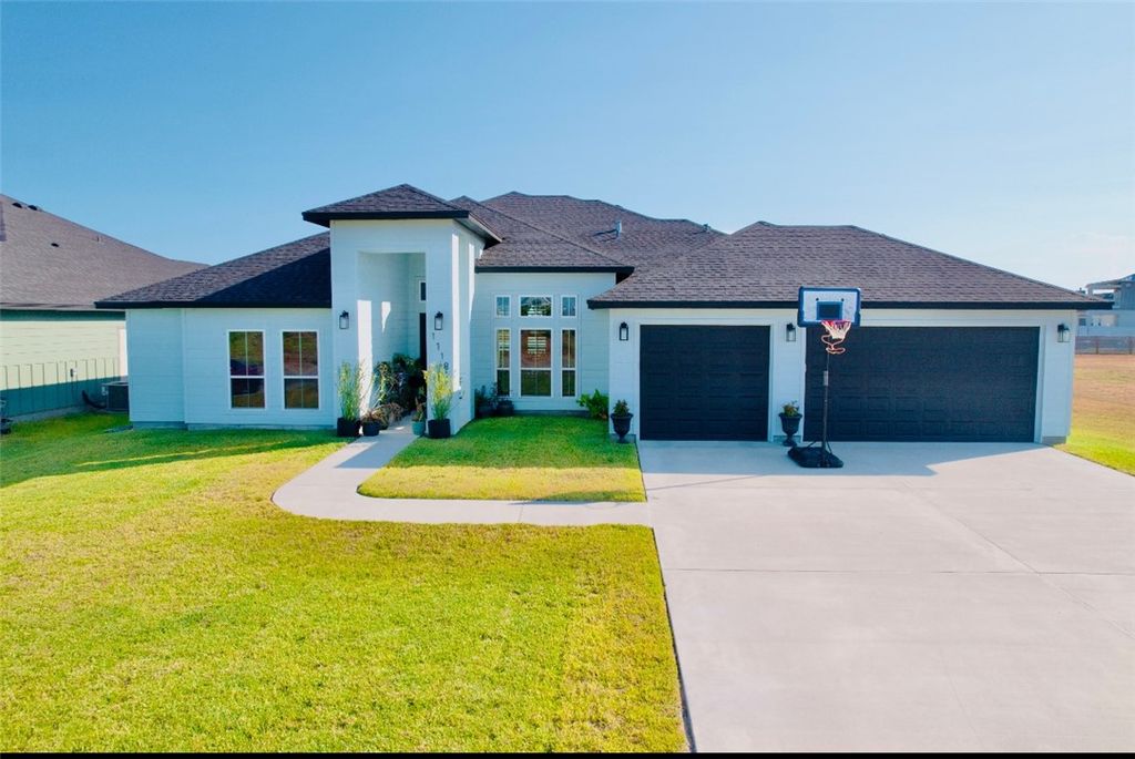 1118 Cape Velero Dr, Rockport, TX 78382