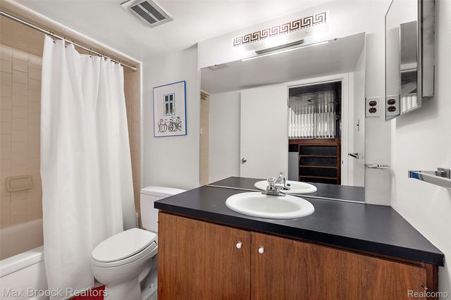 6020 Northfield Road, West Bloomfield Charter Township, MI 48322