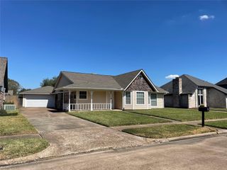 302 Yorkshire Court, Deer Park, TX 77536