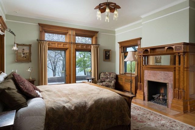 3432 N Lake DRIVE, Milwaukee, WI 53211