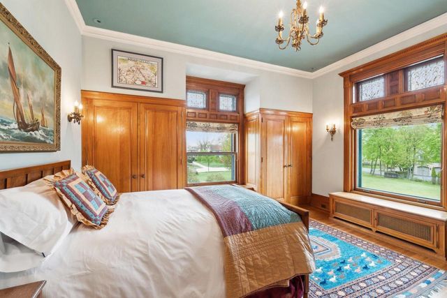 3432 N Lake DRIVE, Milwaukee, WI 53211