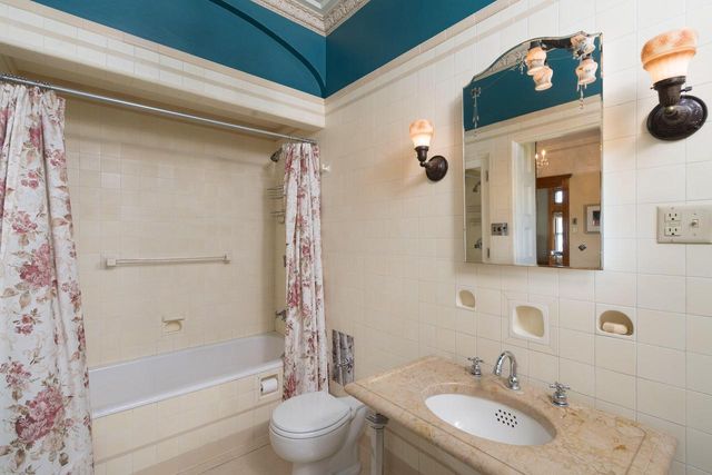 3432 N Lake DRIVE, Milwaukee, WI 53211