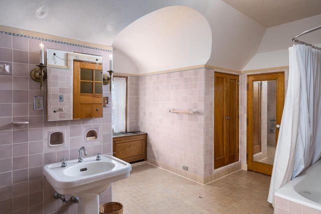 3432 N Lake DRIVE, Milwaukee, WI 53211