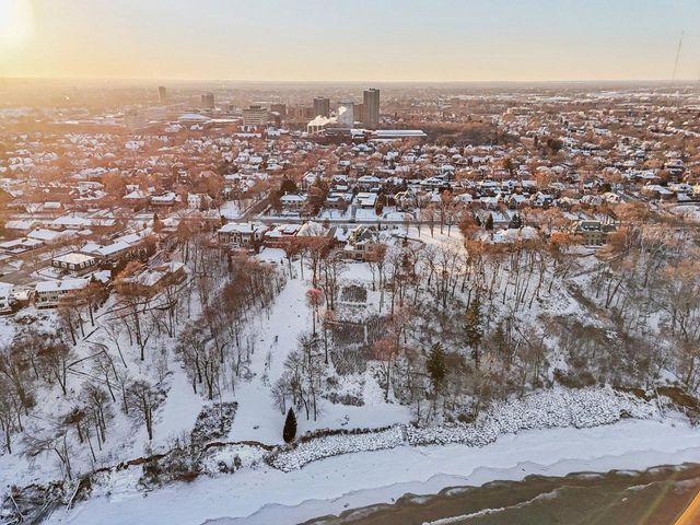 3432 N Lake DRIVE, Milwaukee, WI 53211