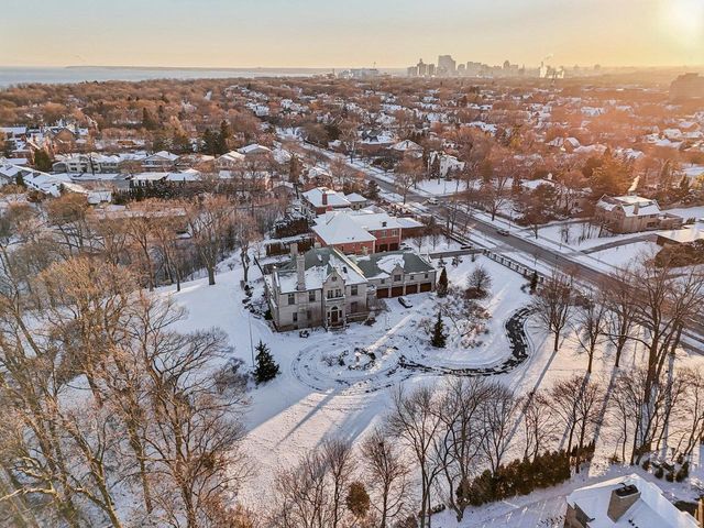 3432 N Lake DRIVE, Milwaukee, WI 53211