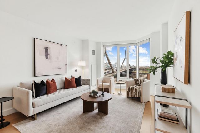 100 Lovejoy Wharf 8-H, Boston, MA 02114