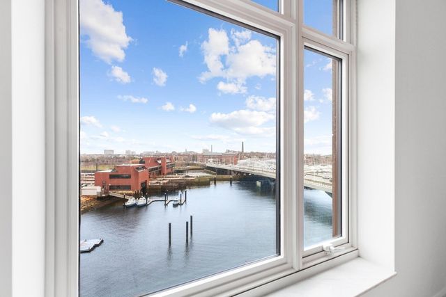 100 Lovejoy Wharf 8-H, Boston, MA 02114
