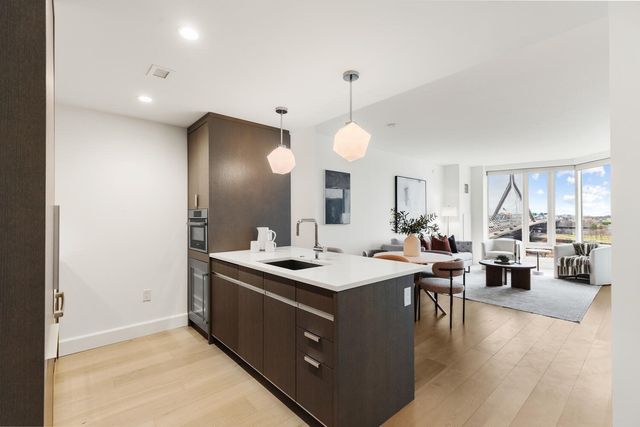 100 Lovejoy Wharf 8-H, Boston, MA 02114