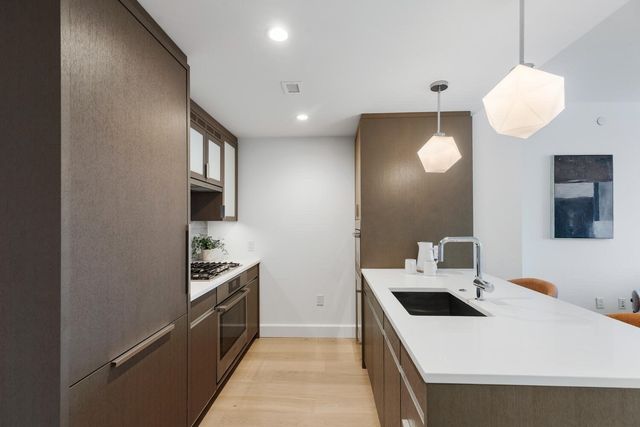 100 Lovejoy Wharf 8-H, Boston, MA 02114