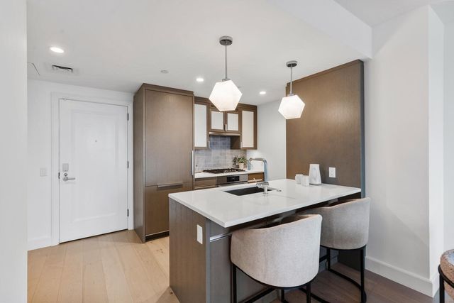 100 Lovejoy Wharf 8-H, Boston, MA 02114