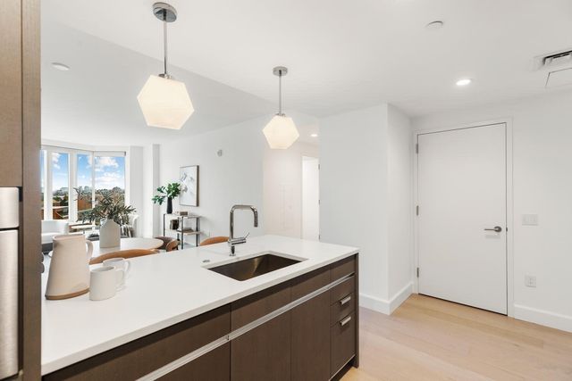 100 Lovejoy Wharf 8-H, Boston, MA 02114