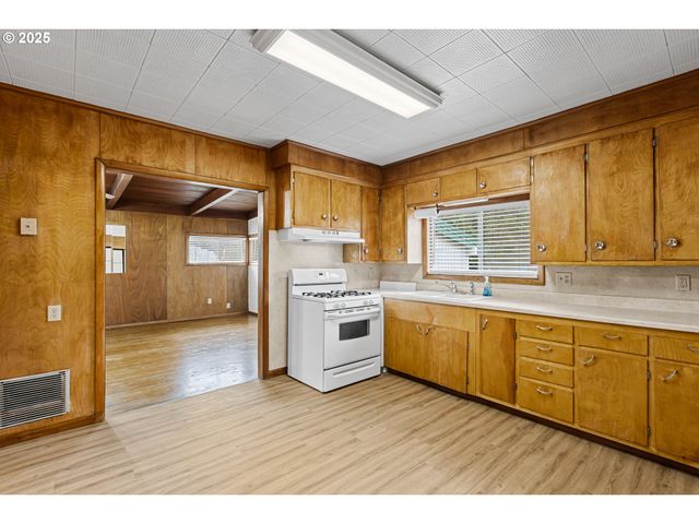 331 Ne LAUREL Ave, Myrtle Creek, OR 97457