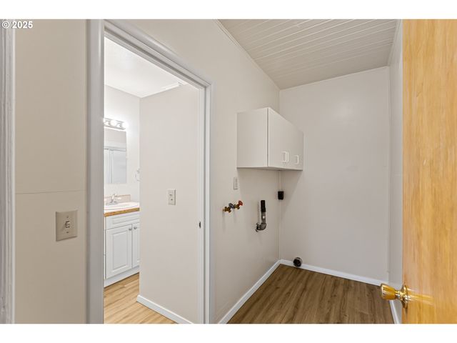 331 Ne LAUREL Ave, Myrtle Creek, OR 97457