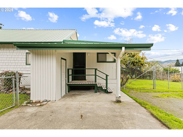 331 Ne LAUREL Ave, Myrtle Creek, OR 97457