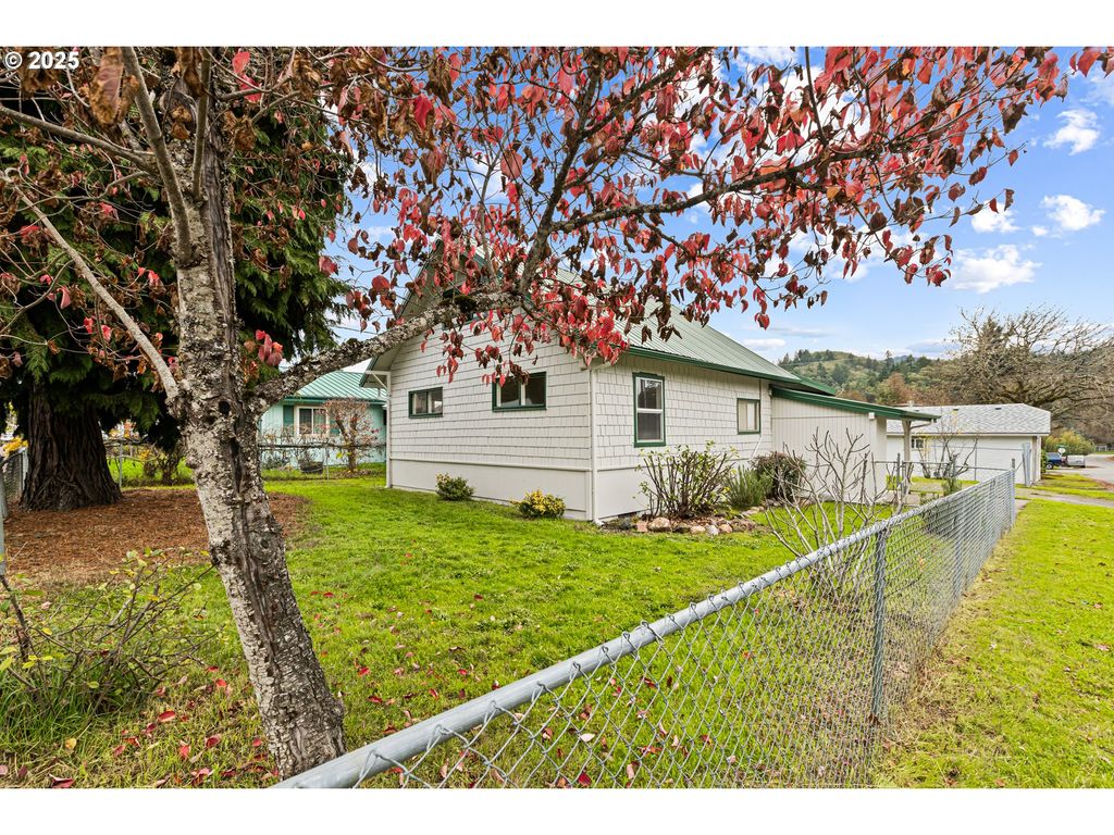 331 Ne LAUREL Ave, Myrtle Creek, OR 97457