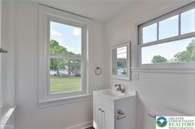 1660 Main Street, Hellertown Boro, PA 18055