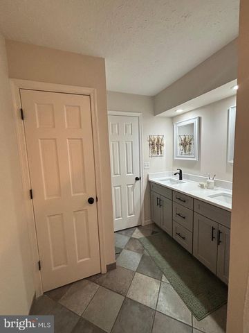 501 GOLDFINCH DR, Columbia, PA 17512