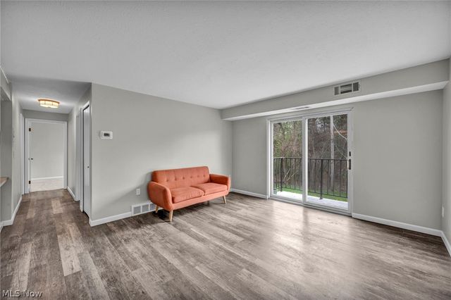 8583 N Akins Road 202, North Royalton, OH 44133