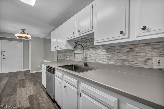 8583 N Akins Road 202, North Royalton, OH 44133