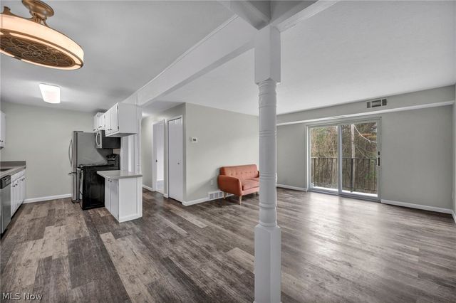 8583 N Akins Road 202, North Royalton, OH 44133