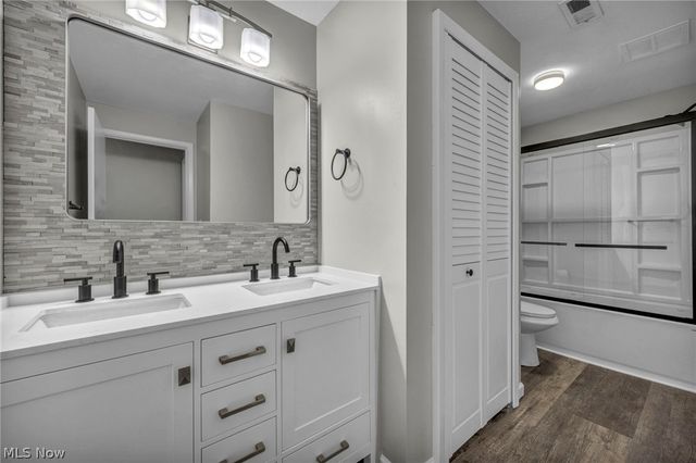 8583 N Akins Road 202, North Royalton, OH 44133