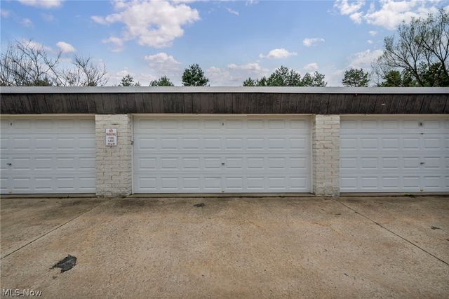 8583 N Akins Road 202, North Royalton, OH 44133