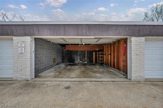 8583 N Akins Road 202, North Royalton, OH 44133