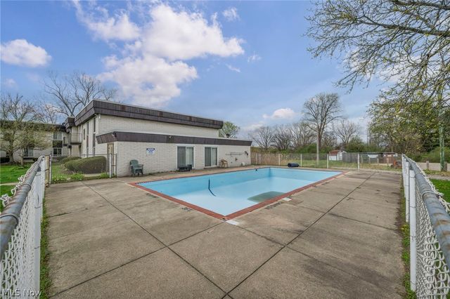 8583 N Akins Road 202, North Royalton, OH 44133