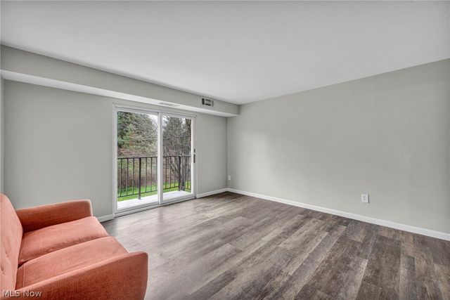 8583 N Akins Road 202, North Royalton, OH 44133