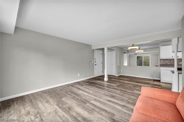 8583 N Akins Road 202, North Royalton, OH 44133