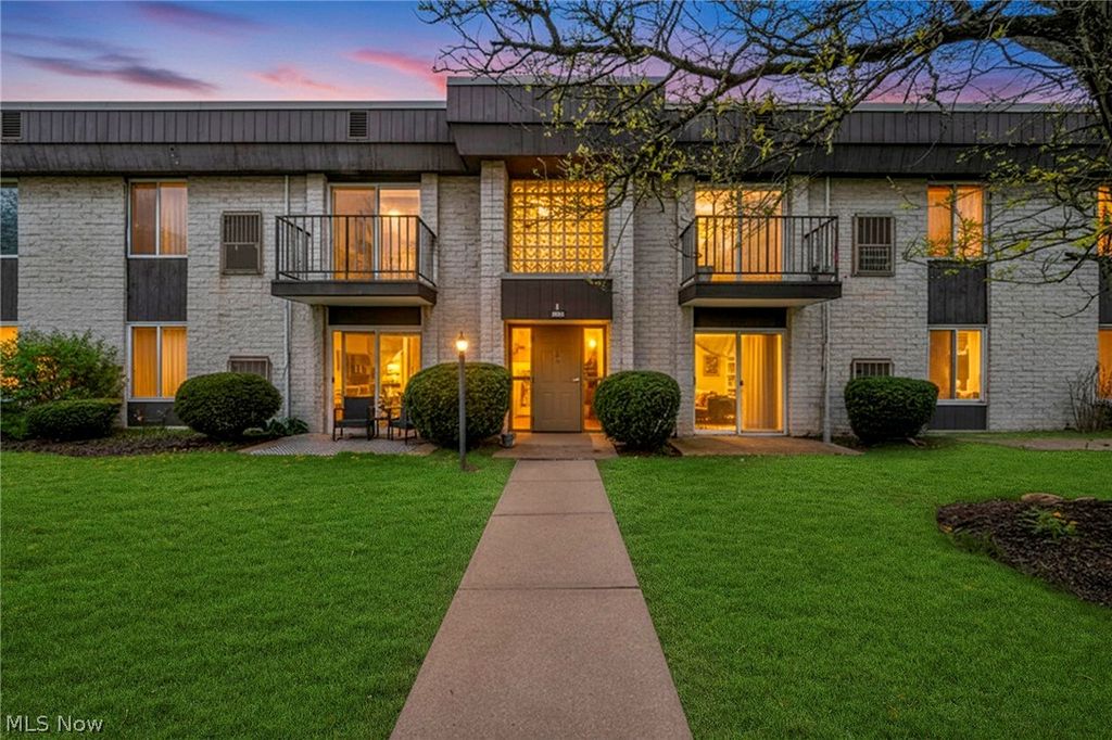 8583 N Akins Road 202, North Royalton, OH 44133