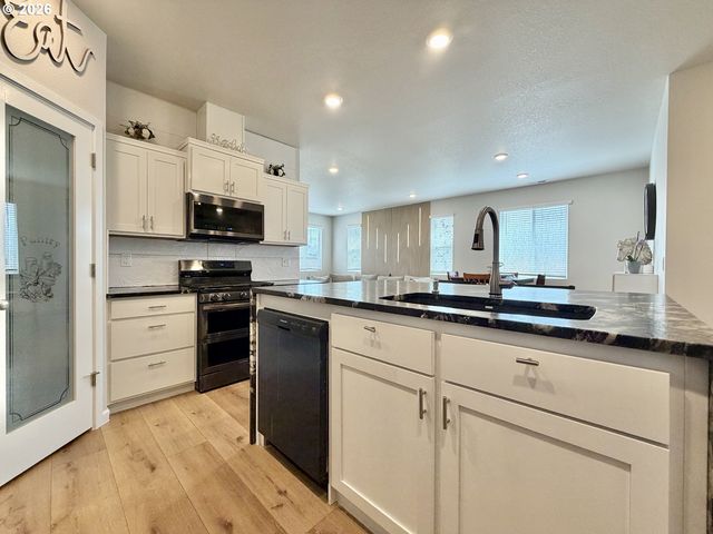 438 Greencrest St Ne, Salem, OR 97301