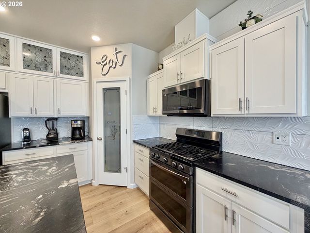 438 Greencrest St Ne, Salem, OR 97301