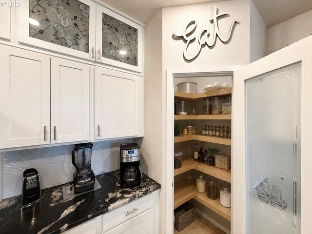 438 Greencrest St Ne, Salem, OR 97301