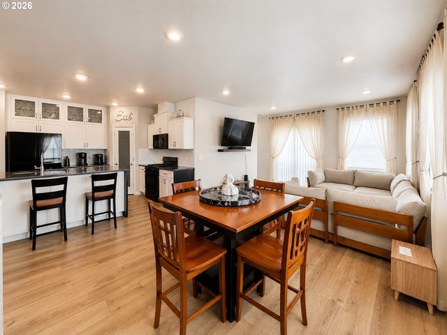 438 Greencrest St Ne, Salem, OR 97301