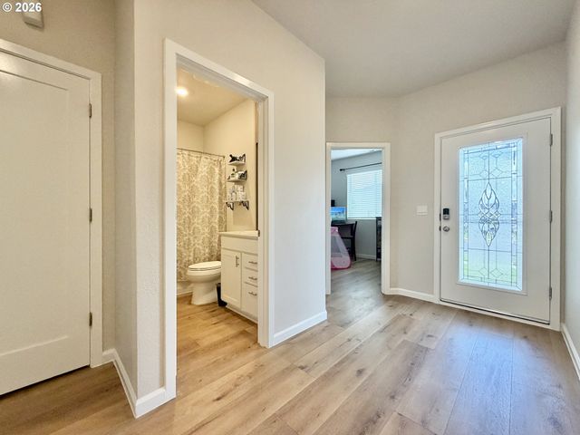 438 Greencrest St Ne, Salem, OR 97301