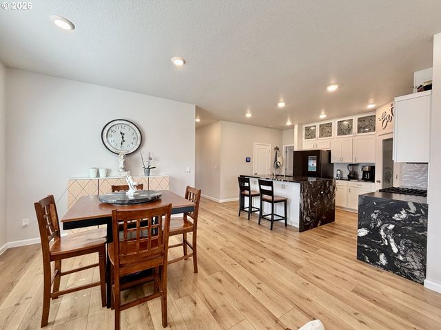 438 Greencrest St Ne, Salem, OR 97301