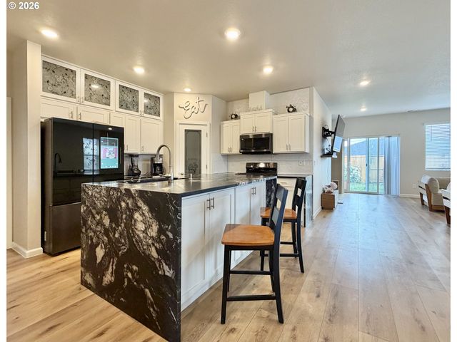 438 Greencrest St Ne, Salem, OR 97301