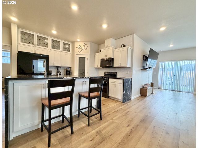 438 Greencrest St Ne, Salem, OR 97301